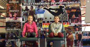 Zwei junge Mädels die Muaythai als ihren Sport entdeckt haben zum Thema Lockdown
